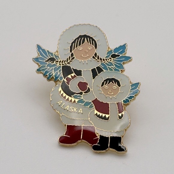 Small Novelty Alaska Mother and Daughter Eskimo with Wings Lapel Pin Snow Winter - Picture 2 of 6